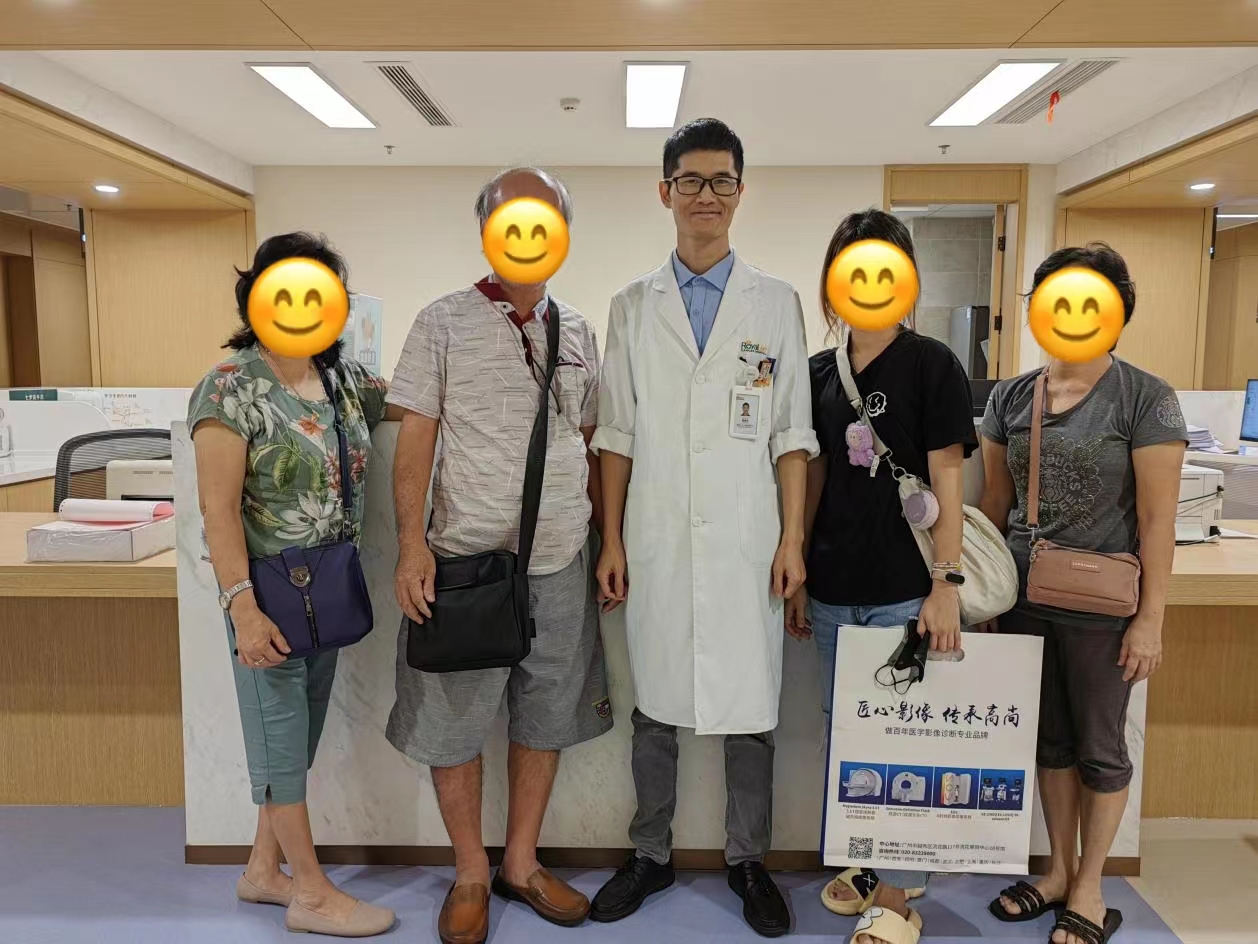 The patient, the family and Chief Physician Huang Deliang