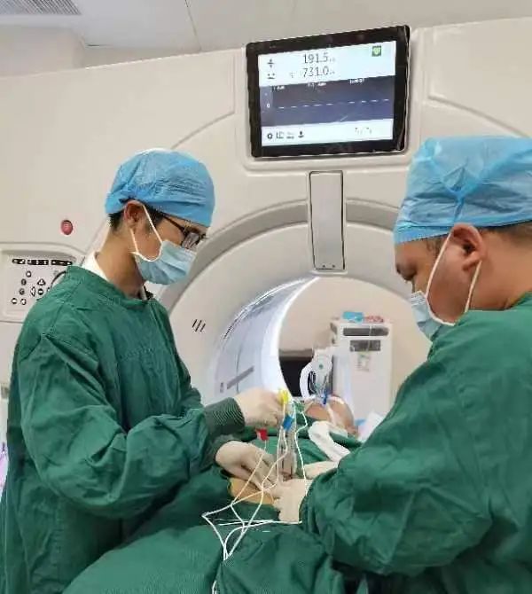 Director Dr. Huang Deliang (left) performing NanoKnife surgery on the patient.